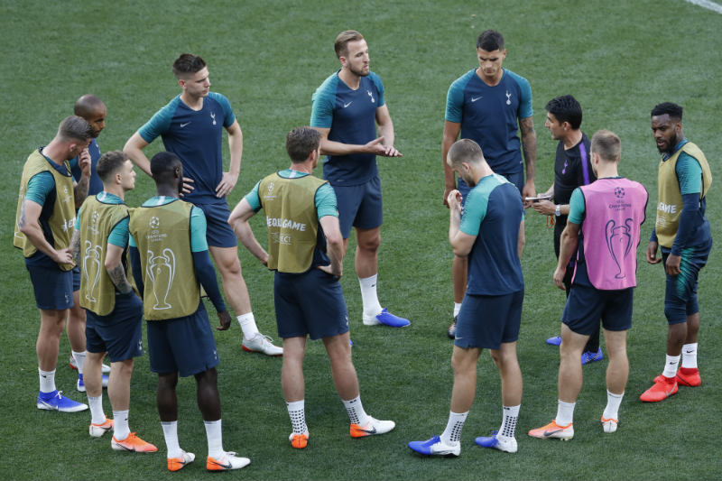 Jugadores del Tottenham charlan en un entrenamiento 