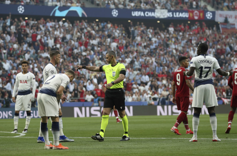 Damir Skomina marca penalti en contra de Tottenham 