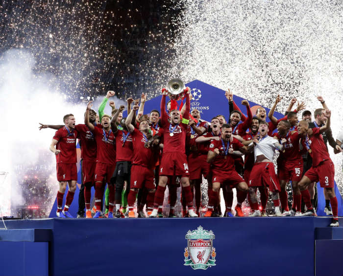 Jugadores del Liverpool levantan título de Champions