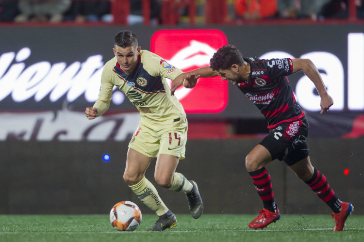 Benedetti disputa un balón ante José Rivero de Tijuana