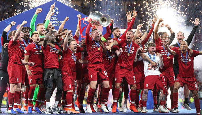 Jugadores del Liverpool levantando el trofeo de la Champions 