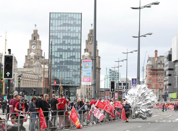 Fans esperan al Liverpool en las calles de la ciudad