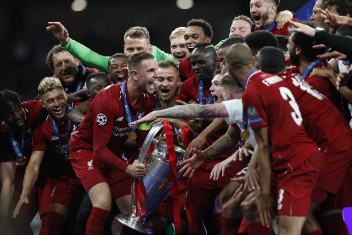 Jugadores del Liverpool levantando el trofeo de Champions 