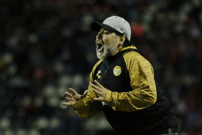 Maradona da indicaciones en el partido