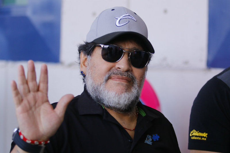 Maradona saluda antes de un juego de Dorados