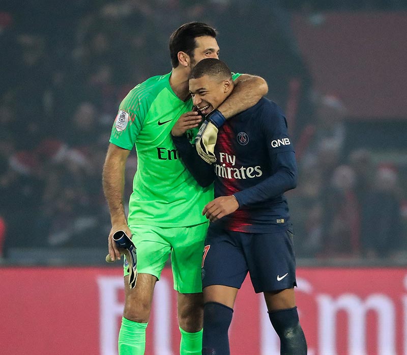 Buffon abraza a Mbappé tras un juego del PSG