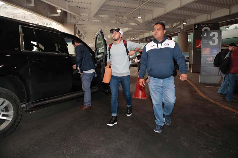 Juan Escobar saliendo del aeropuerto