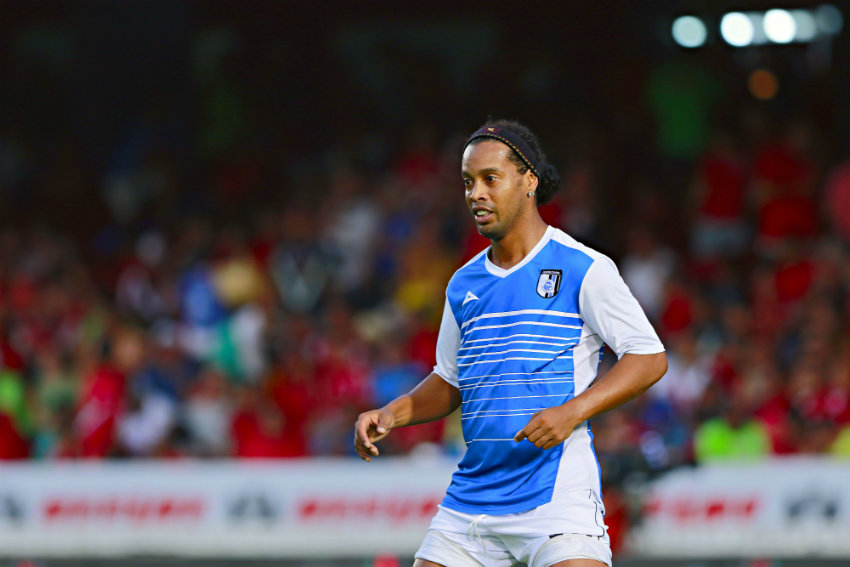 Ronaldinho calienta previo a un encuentro de Querétaro 
