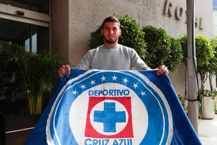 Juan Escobar presume con orgulloo los colores de Cruz Azul