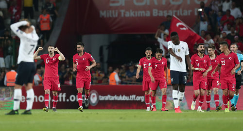 Selección de Turquía celebra una anotación ante Francia 