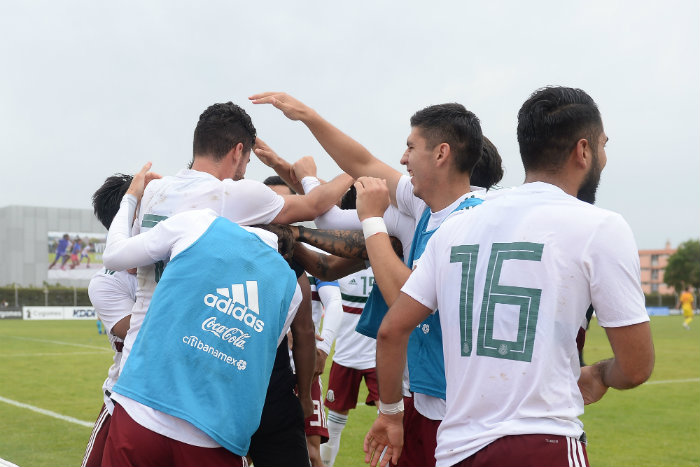 México festejando el gol de Yrizar 