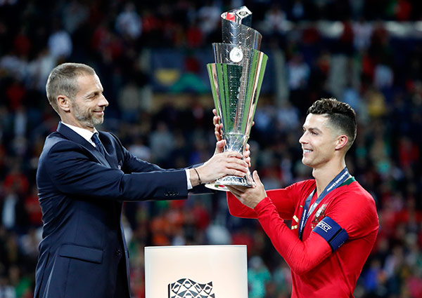 CR7 recibe el trofeo de la UEFA Nations League