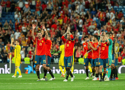 España celebra con su afición el triunfo ante Suecia 
