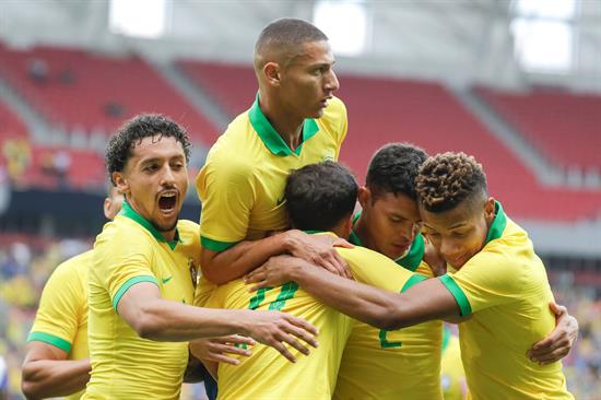 Jugadores de Brasil celebra gol contra Honduras