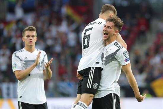 Jugadores de Alemania festejan gol contra Estonia