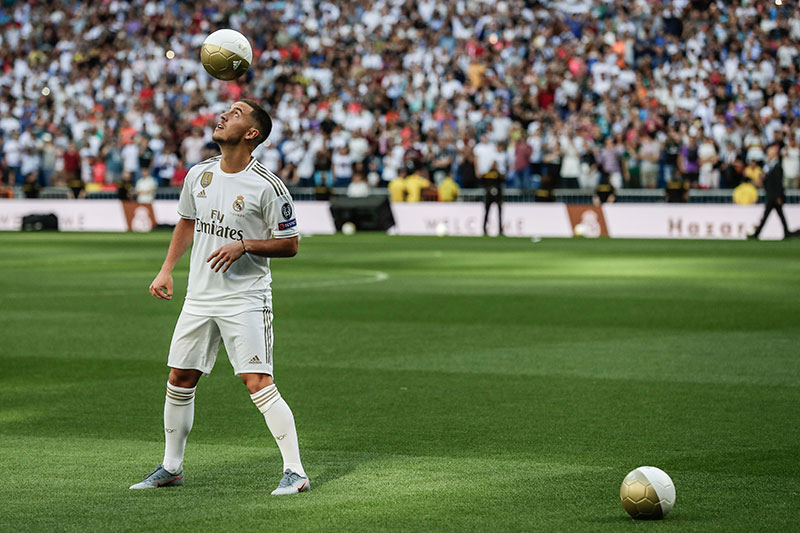 Eden Hazard domina el balón durante su presentación