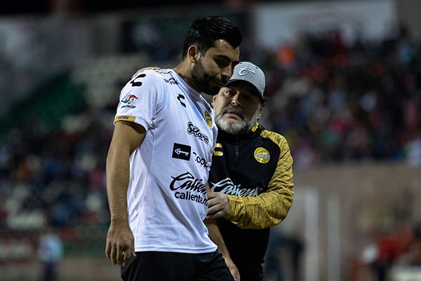 Maradona habla con Amaury Escoto en un partido 
