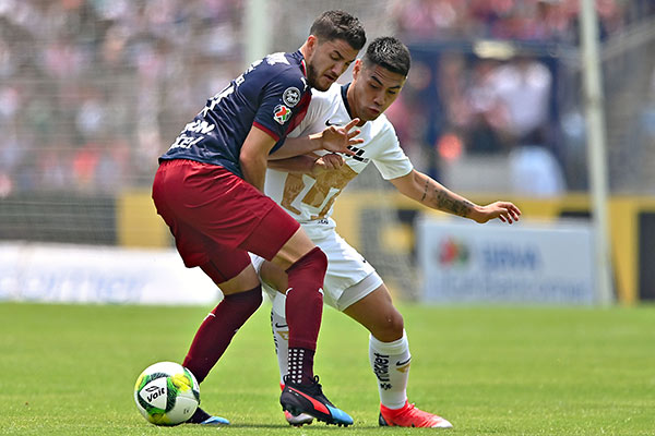 Hiram Mier cubre a Felipe Mora en juego contra Pumas 