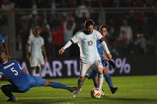 Messi conduce balón contra Nicaragua