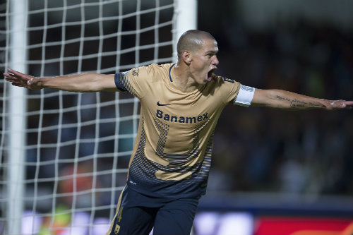 Darío Verón celebra un gol ante Atlas 