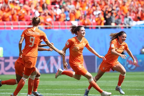 Jugadoras de Holanda celebran gol contra Camerún 