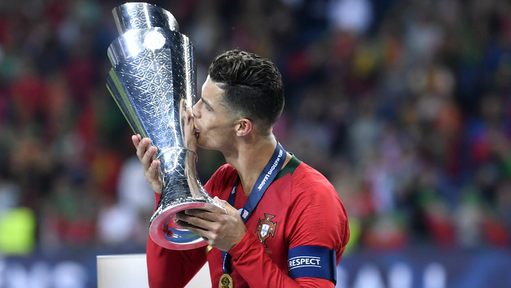 Cristiano posa con el trofeo de Nations League