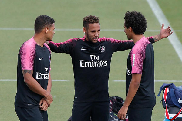 Neymar platica con compañeros del PSG