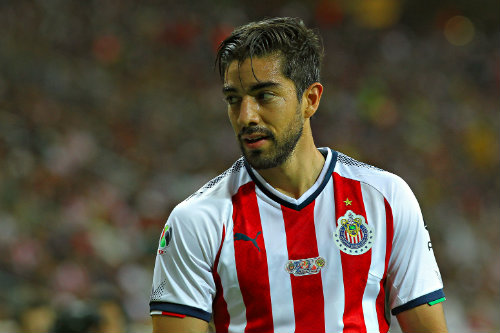Pizarro durante un partido con Chivas 