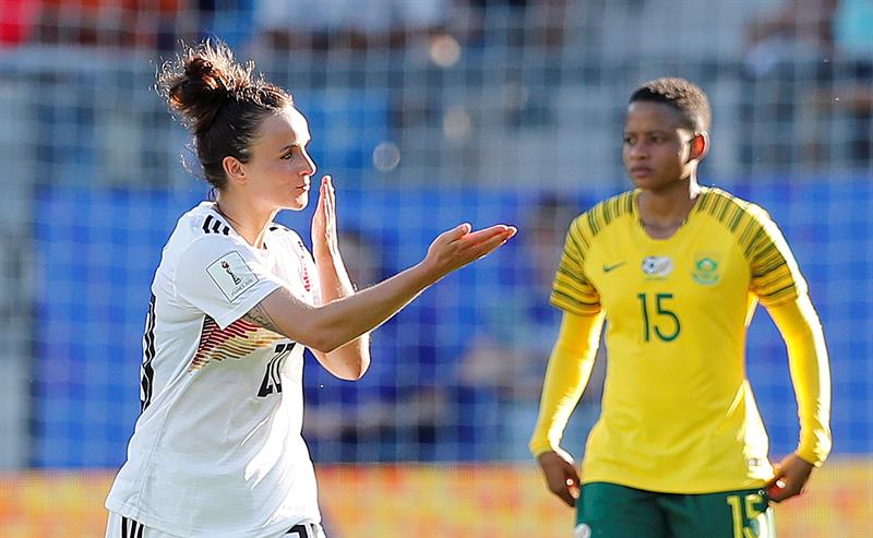 Lina Magull festeja tras marcar gol a Sudáfrica en Francia 2019
