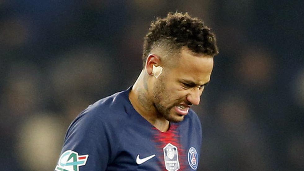 Neymar se lamenta durante partido