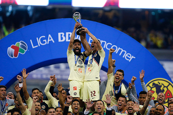 Peralta leventa un trofeo de Liga MX con América