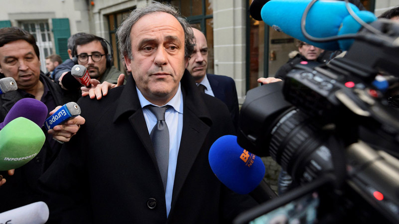 Platini, rodeado por periodistas tras una reunión de FIFA 