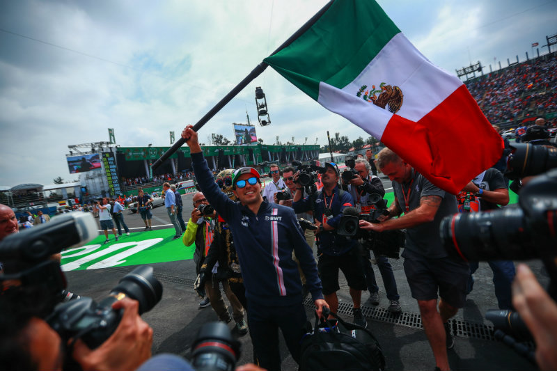 Checo Pérez, con la bandera de México en el GP de 2018