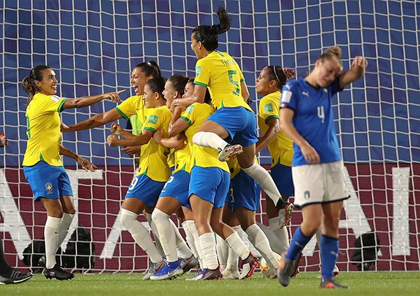 La escuadra brasileña celebra el tanto de Marta 