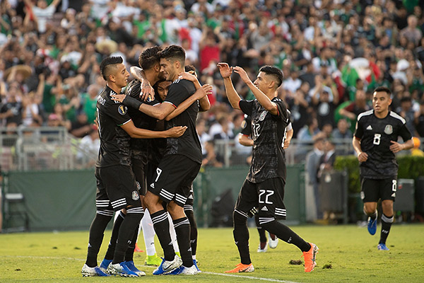 Jugadores de México celebran gol contra Cuba