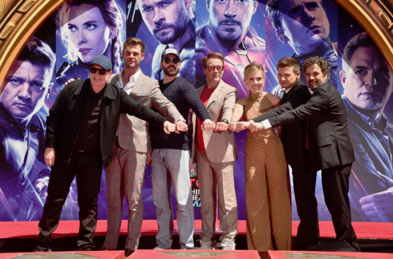 Actores que dan vida a los Avengers durante un evento 