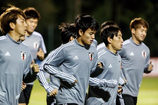 Kubo entrena con la selección de Japón 