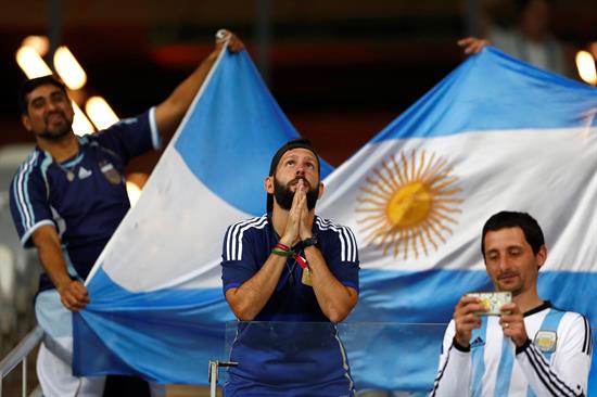 Fans de Argentina rezan durante partido