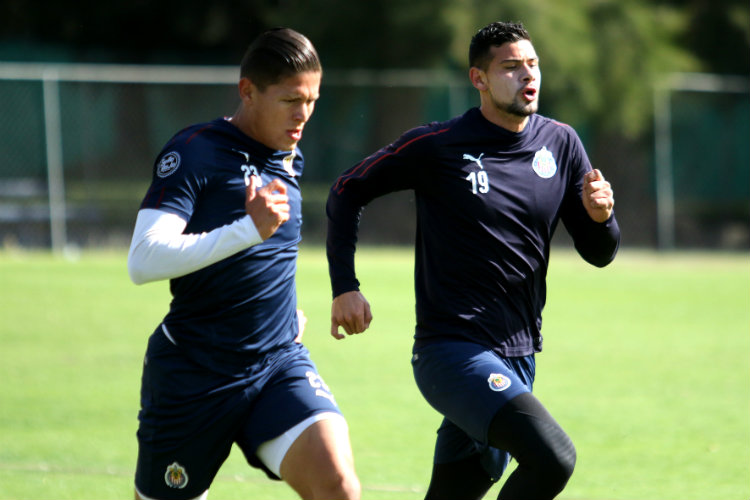 Godínez y Madrigal, durante un entrenamiento con Chivas