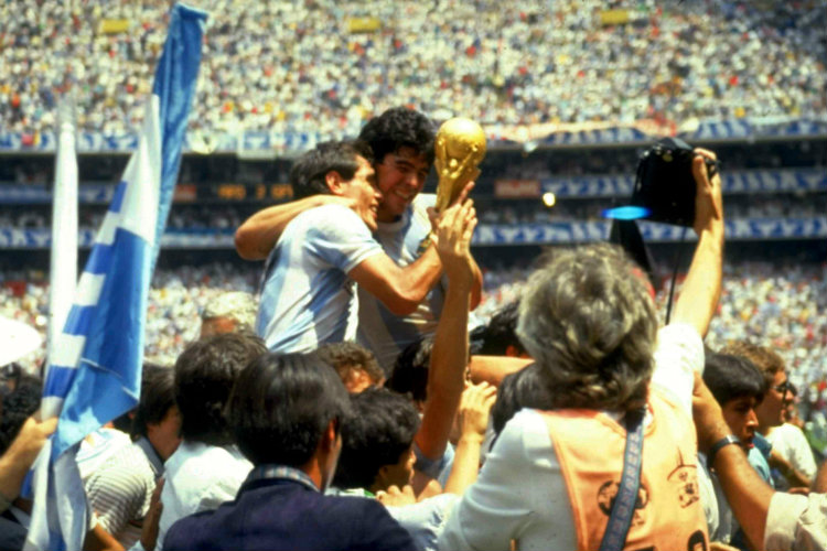 Maradona festeja título de Argentina en el Mundial de México 1986