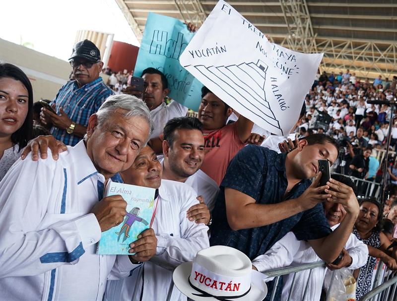 AMLO posa con personas que asistieron a su evento en Mérida