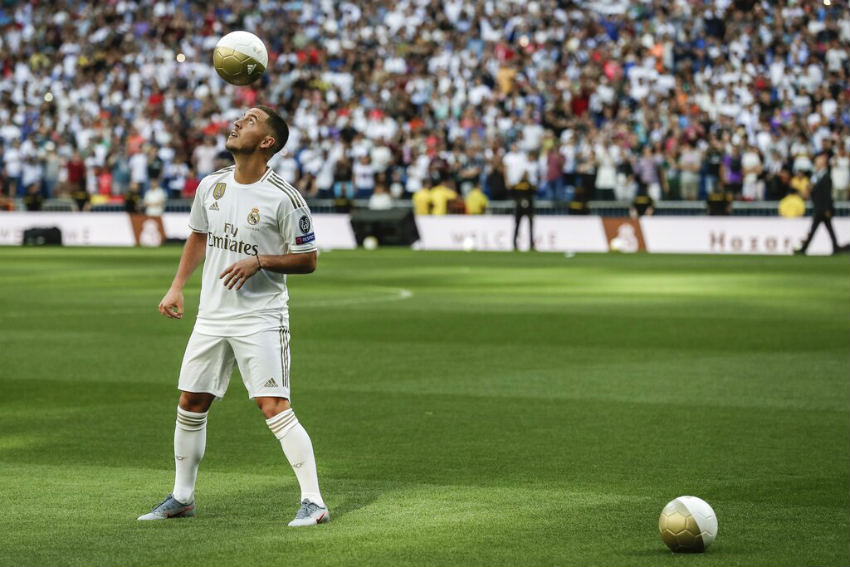 Hazard domina el balón frente a la mirada de miles de aficionados 