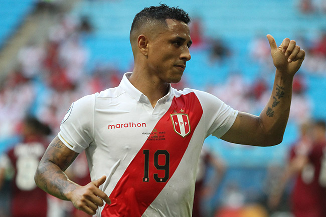 Yotún hace una señal de aprobación en juego de Perú