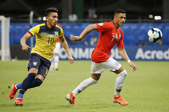 Mena persigue a Alexis en el Ecuador vs Chile