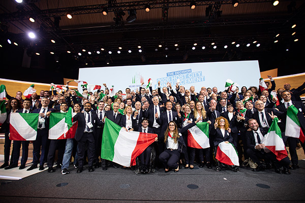 Miembros de la candidatura de Milan a los JO de invierno celebran la asignación de la sede