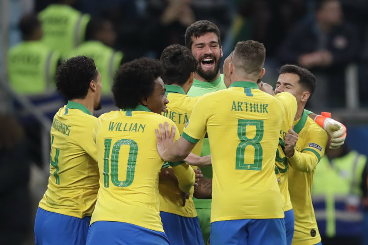 Jugadores de Brasil festejan pase a 'Semis' de Copa América