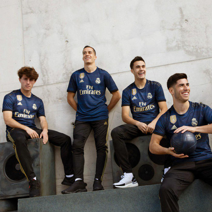 Jugadores del Real Madrid presentan jersey