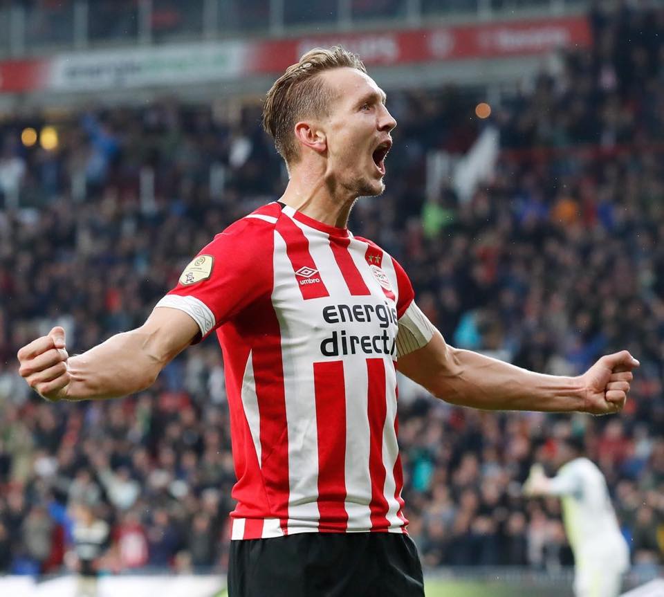 Luuk de Jong celebra un gol con el PSV