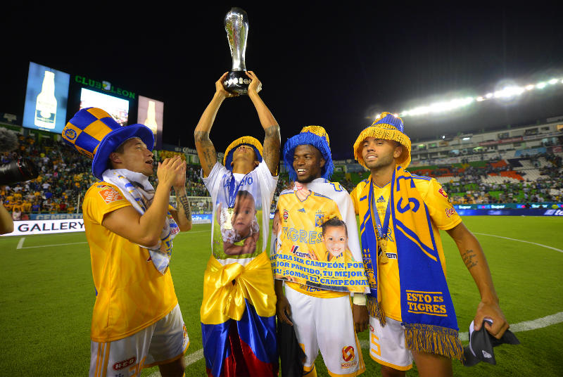 Jugadores de Tigres celebra con el trofeo de la Liga MX
