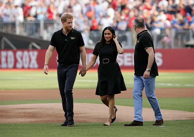 El príncipe Harry y su esposa Meghan Markle en el juego de MLB
